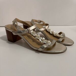 🌸 Opalescent Flower Embellished Sandals 🌸